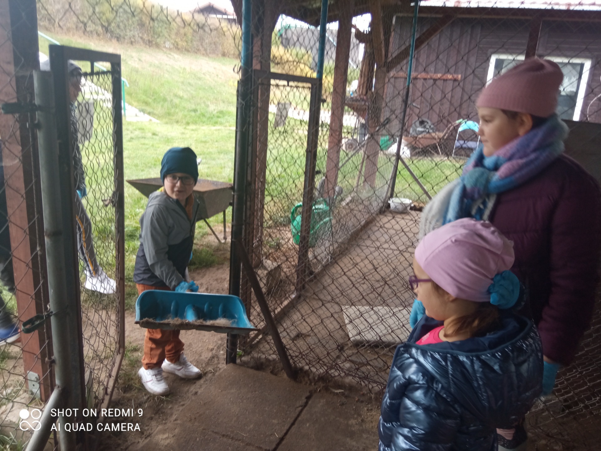Wizyta uczestników świetlicy szkolnej  w jedwabieńskim Przytulisku dla bezdomnych zwierząt